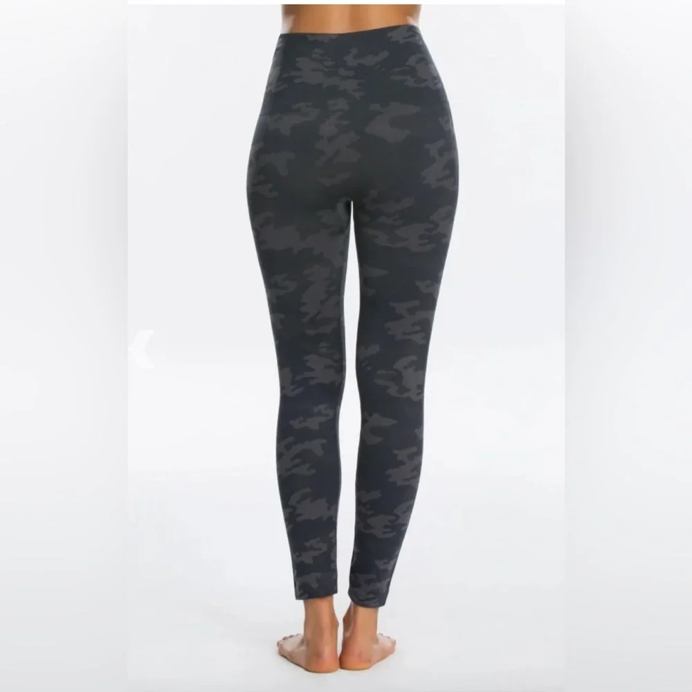 SPANX LOOK AT ME NOW BLACK CAMO LEGGING size M NWT. Comfortable,seamless shaping - Picture 2 of 3